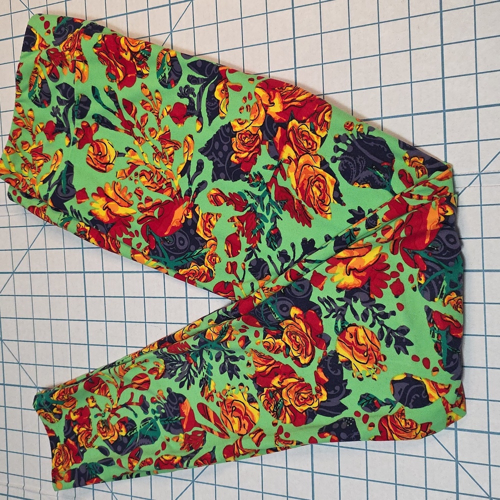 LulaRoe Leggings T&C ONE SIZE Preloved, Floral Paisley Rose Design
